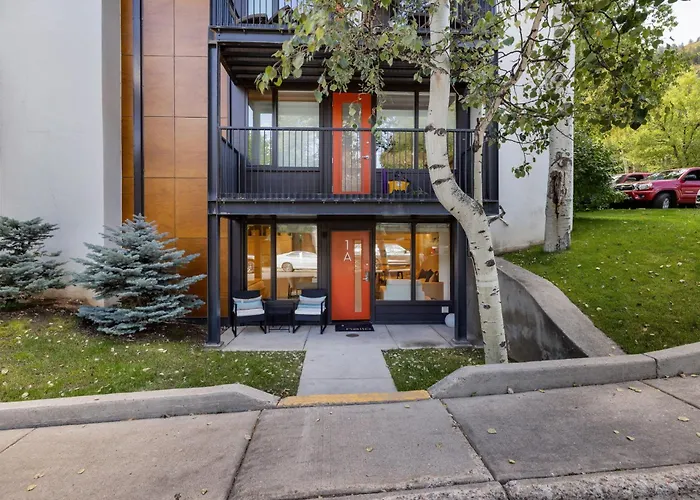 Renovated Core 2Br 2Ba With Ac, Pool & Hot-Tub